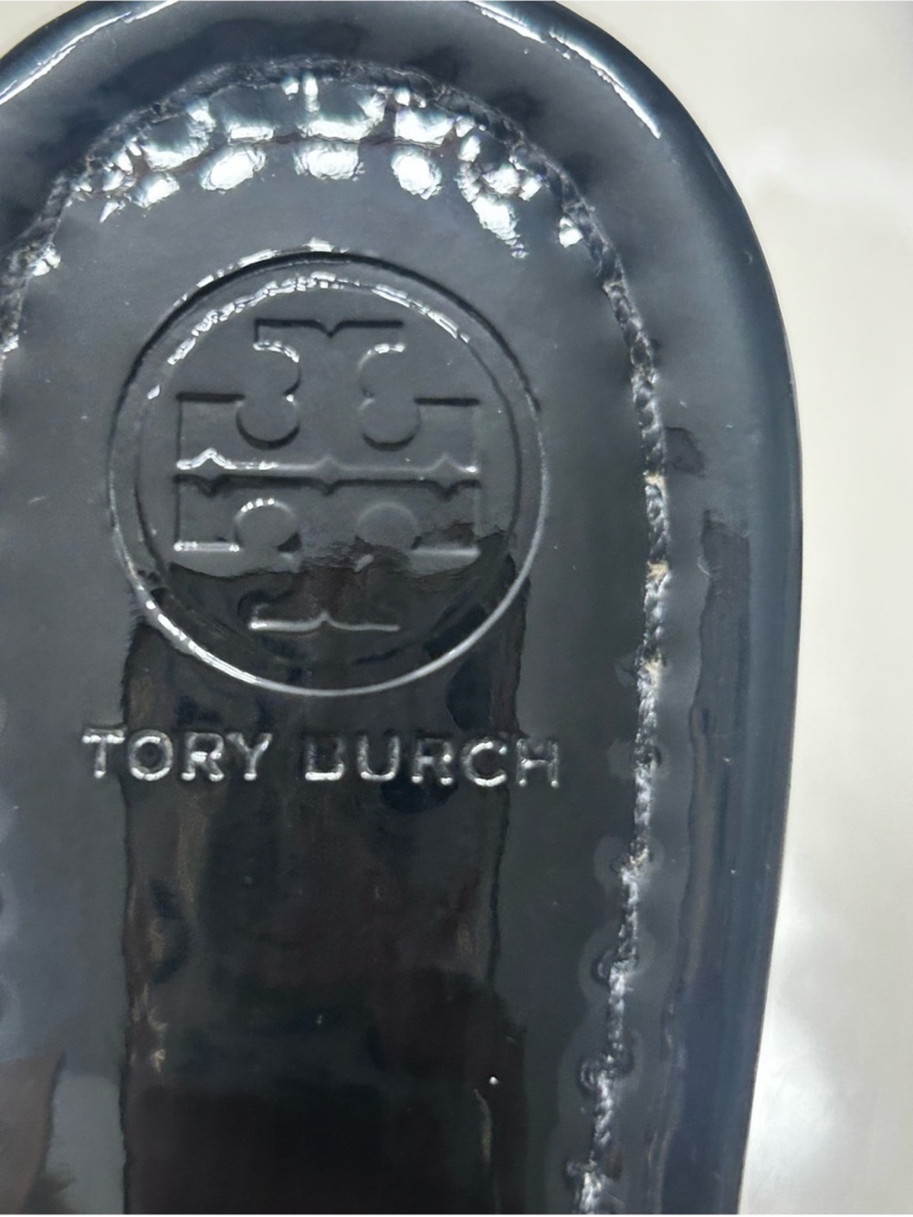 Tory Burch Black Patent Logo Thong Sandals - Women - Picture 5 of 12